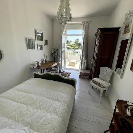 Sur Le Port De La Baule - *